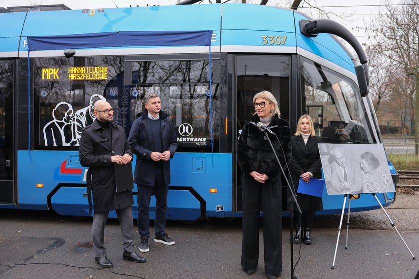 Uroczystość nadania imienia Hanny i Ludwika Hirszfeldów wrocławskiemu tramwajowi z udziałem władz miasta i przedstawicieli instytucji naukowych i MPK