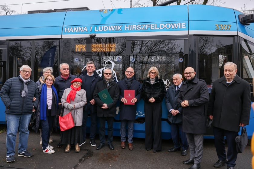 Uroczystość nadania imienia Hanny i Ludwika Hirszfeldów wrocławskiemu tramwajowi z udziałem władz miasta i przedstawicieli instytucji naukowych i MPK