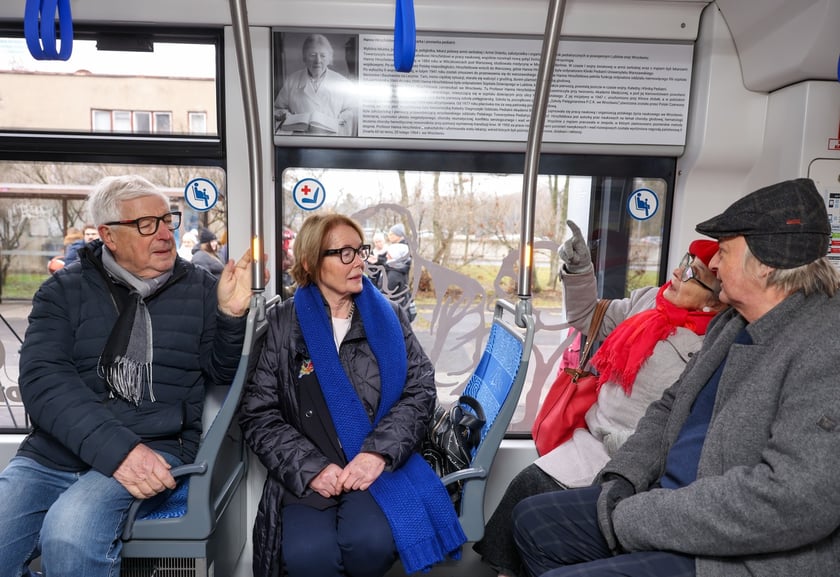 Uroczystość nadania imienia Hanny i Ludwika Hirszfeldów wrocławskiemu tramwajowi z udziałem władz miasta i przedstawicieli instytucji naukowych i MPK