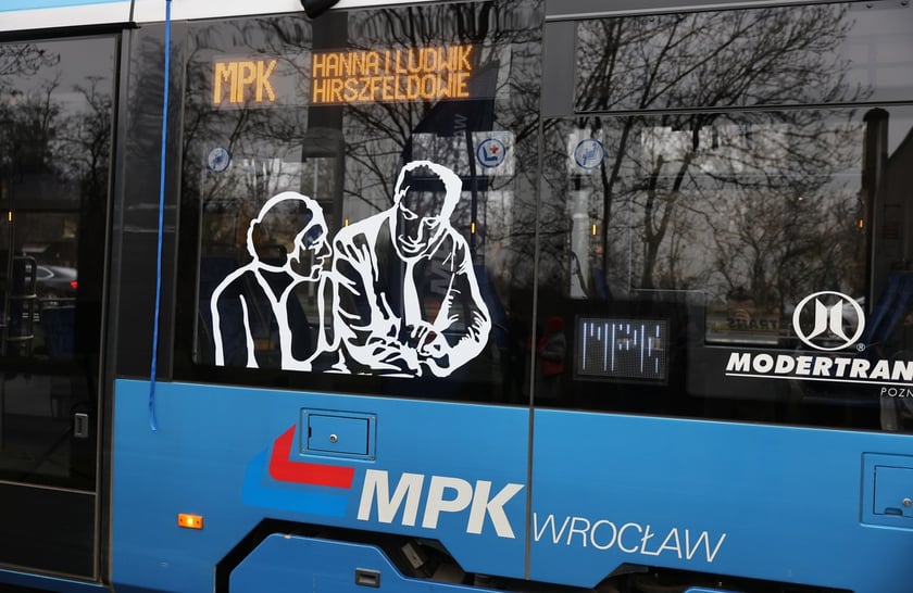 Uroczystość nadania imienia Hanny i Ludwika Hirszfeldów wrocławskiemu tramwajowi z udziałem władz miasta i przedstawicieli instytucji naukowych i MPK