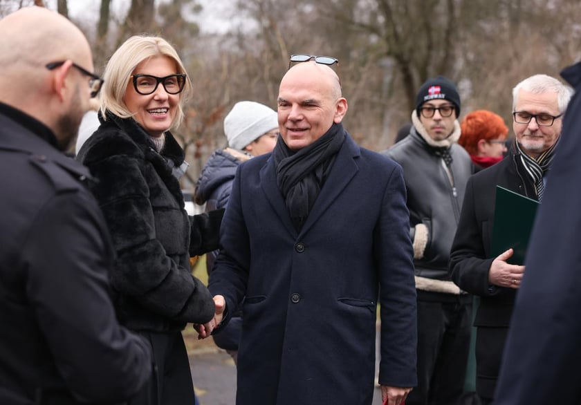 Uroczystość nadania imienia Hanny i Ludwika Hirszfeldów wrocławskiemu tramwajowi z udziałem władz miasta i przedstawicieli instytucji naukowych i MPK