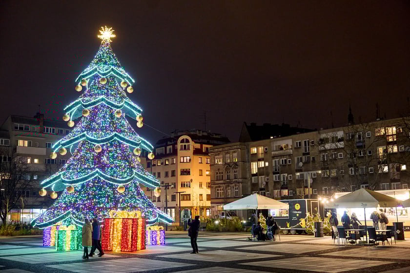 Świąteczne iluminacje i ozdoby we Wrocławiu, choinka na Nowym Targu