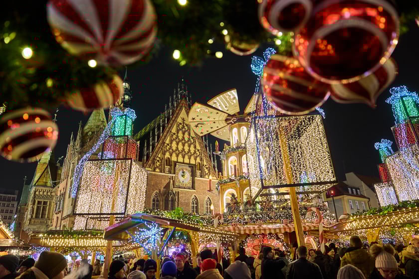 Świąteczne iluminacje i ozdoby we Wrocławiu, jarmark w Rynku