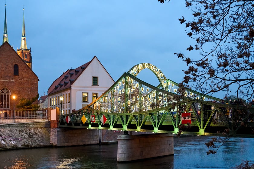 Świąteczne iluminacje i ozdoby we Wrocławiu. Most Tumski