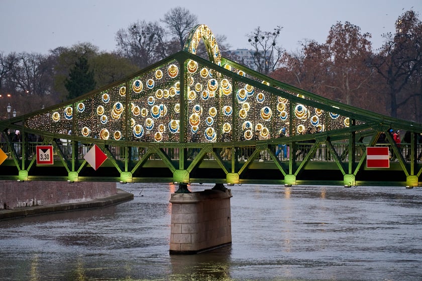 Świąteczne iluminacje i ozdoby we Wrocławiu, most Tumski