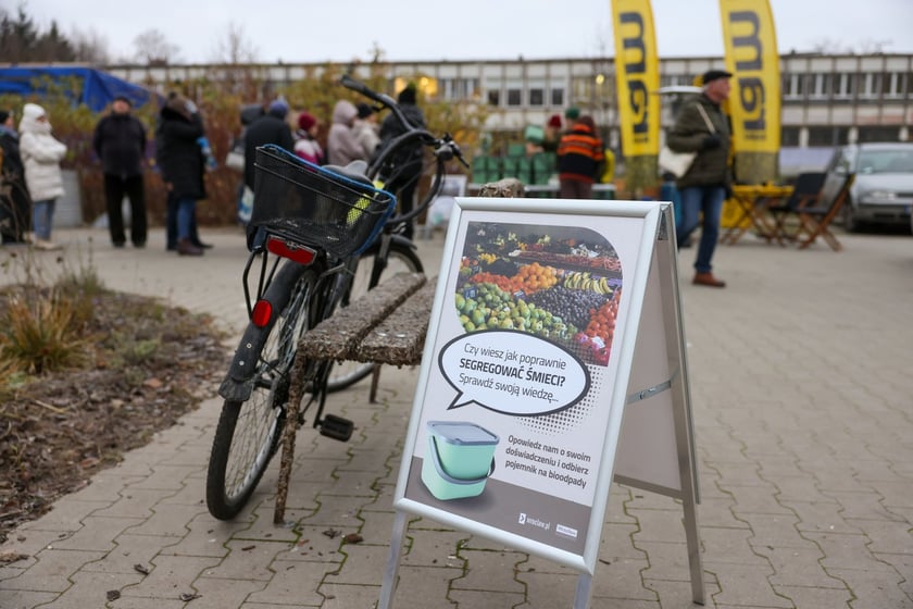 Akcja rozdawania pojemnik&oacute;w na bioodapdy na Ryneczku Jemiołowa