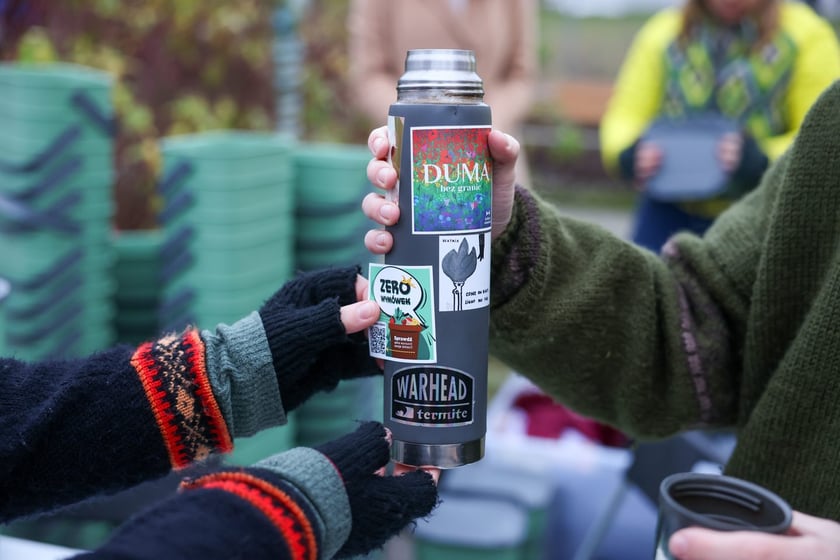Akcja rozdawania pojemnik&oacute;w na bioodapdy na Ryneczku Jemiołowa