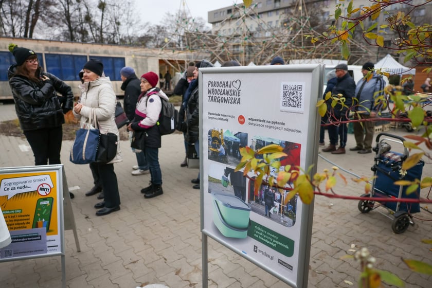 Akcja rozdawania pojemnik&oacute;w na bioodapdy na Targowisku Jemiołowa