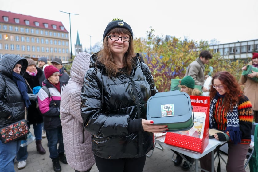 Akcja rozdawania pojemnik&oacute;w na bioodapdy na Targowisku Jemiołowa