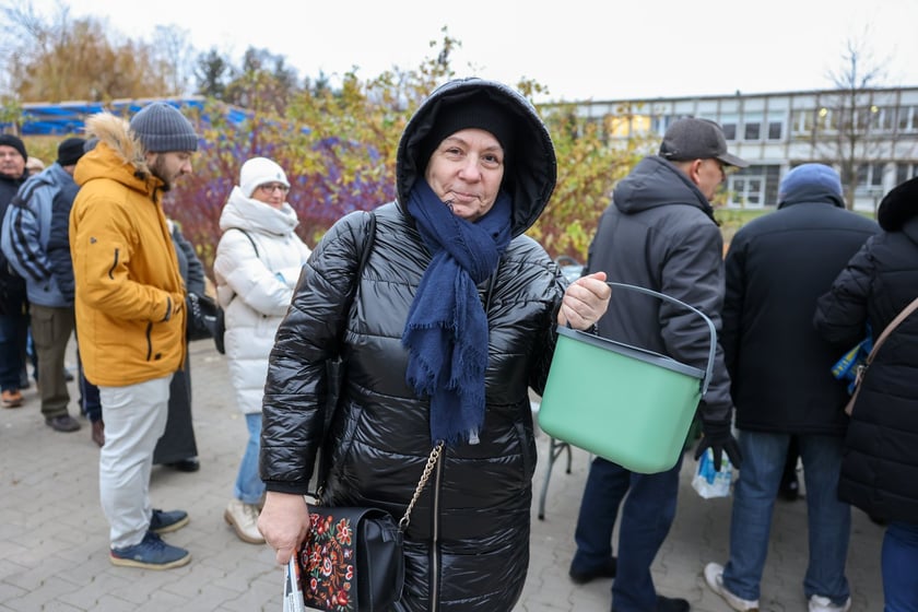 Akcja rozdawania pojemnik&oacute;w na bioodapdy na Targowisku Jemiołowa