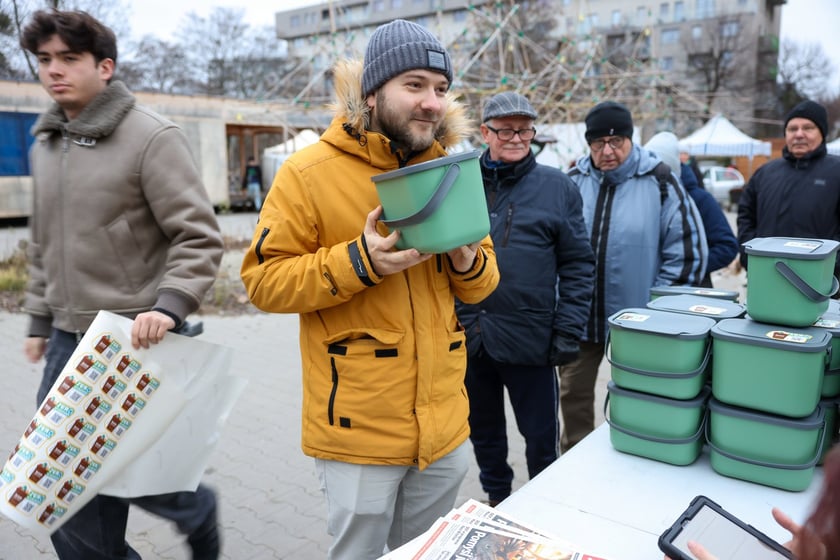 Akcja rozdawania pojemnik&oacute;w na bioodapdy na Targowisku Jemiołowa