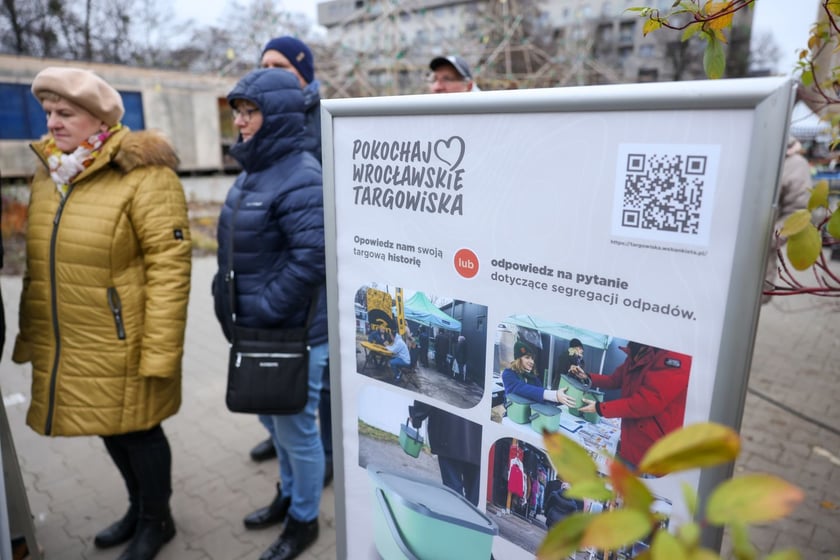 Akcja rozdawania pojemnik&oacute;w na bioodapdy na Targowisku Jemiołowa