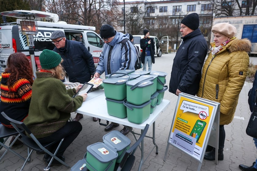 Akcja rozdawania pojemnik&oacute;w na bioodapdy na Targowisku Jemiołowa