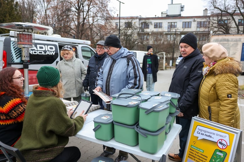 Akcja rozdawania pojemnik&oacute;w na bioodapdy na Targowisku Jemiołowa