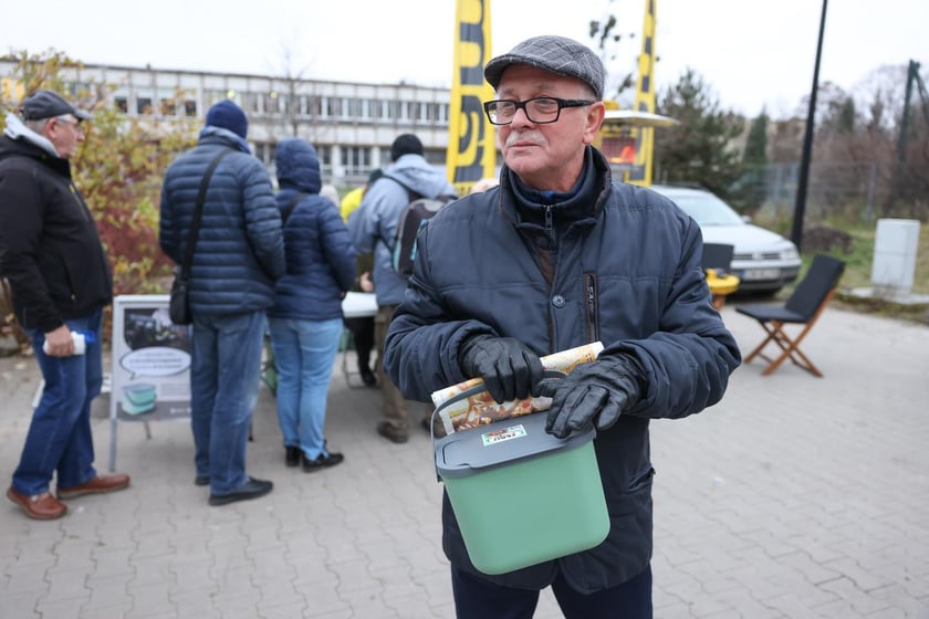 Akcja rozdawania pojemnik&oacute;w na bioodapdy na Targowisku Jemiołowa