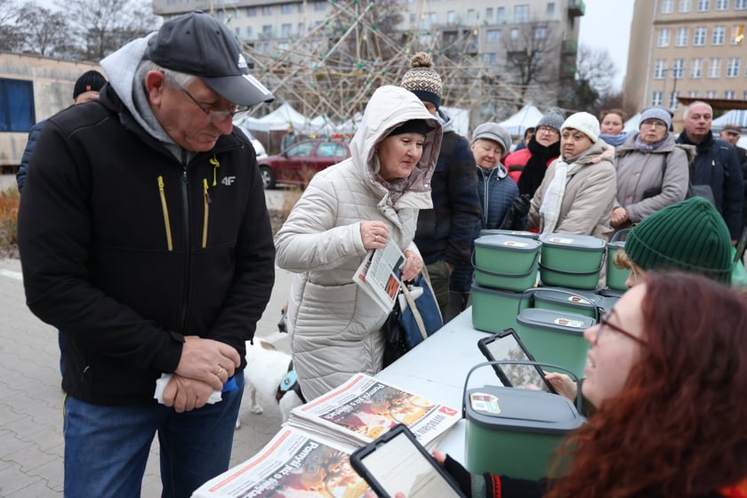 Akcja rozdawania pojemnik&oacute;w na bioodapdy na Targowisku Jemiołowa