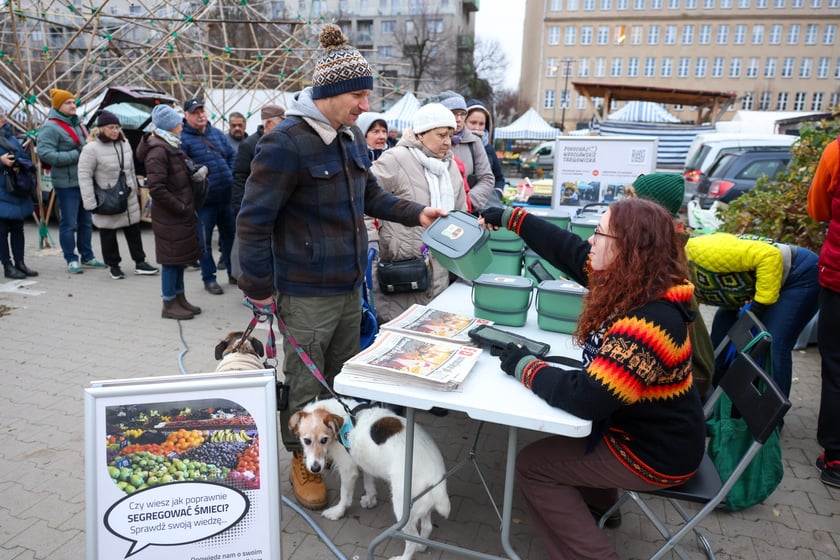 Akcja rozdawania pojemnik&oacute;w na bioodapdy na Targowisku Jemiołowa
