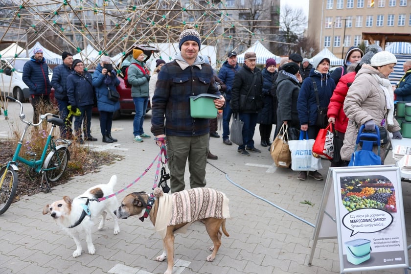 Akcja rozdawania pojemnik&oacute;w na bioodapdy na Targowisku Jemiołowa