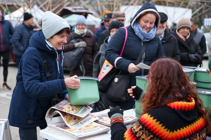Akcja rozdawania pojemnik&oacute;w na bioodapdy na Targowisku Jemiołowa