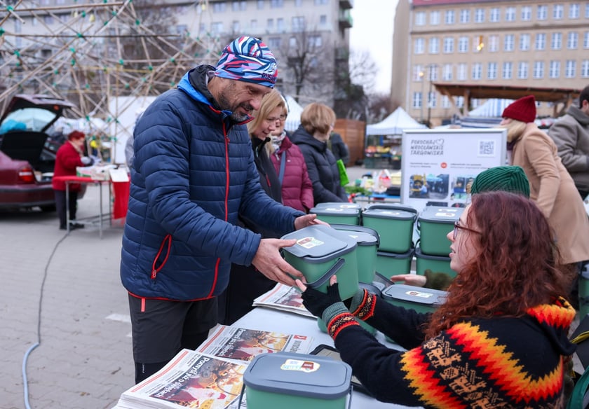 Akcja rozdawania pojemnik&oacute;w na bioodapdy na Targowisku Jemiołowa