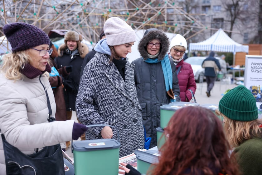 Akcja rozdawania pojemnik&oacute;w na bioodapdy na Targowisku Jemiołowa