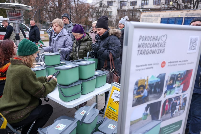 Akcja rozdawania pojemnik&oacute;w na bioodapdy na Targowisku Jemiołowa