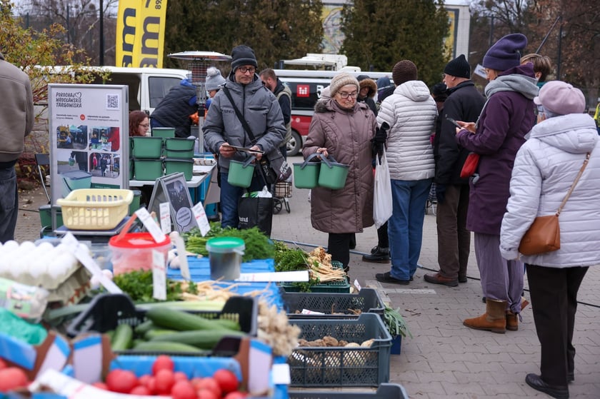 Akcja rozdawania pojemnik&oacute;w na bioodapdy na Targowisku Jemiołowa