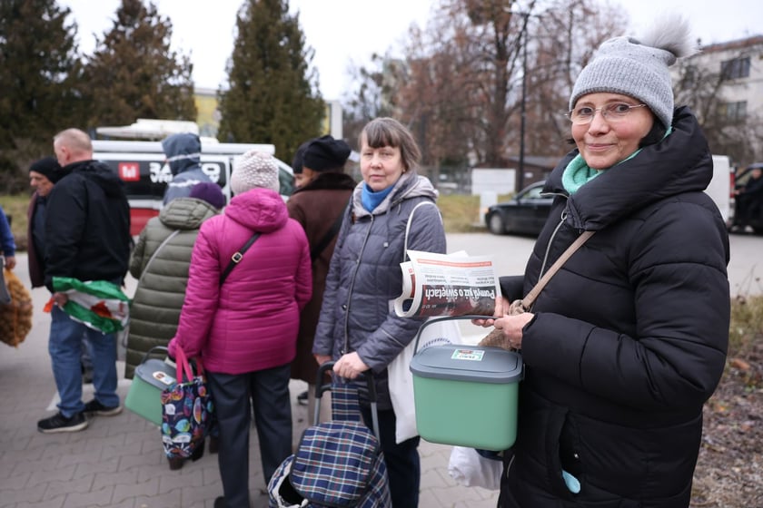 Akcja rozdawania pojemnik&oacute;w na bioodapdy na Targowisku Jemiołowa