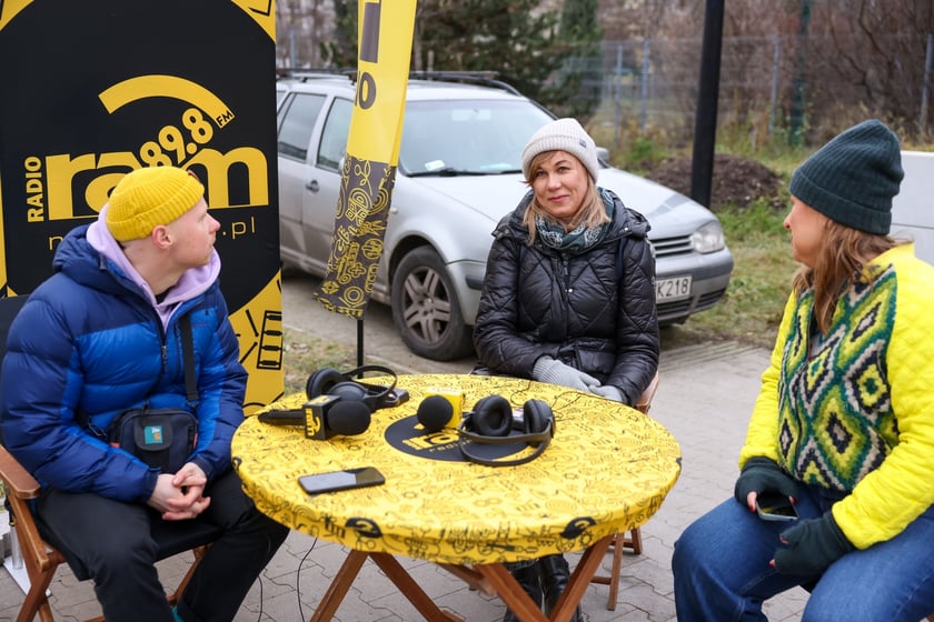 Akcja rozdawania pojemnik&oacute;w na bioodapdy na Targowisku Jemiołowa