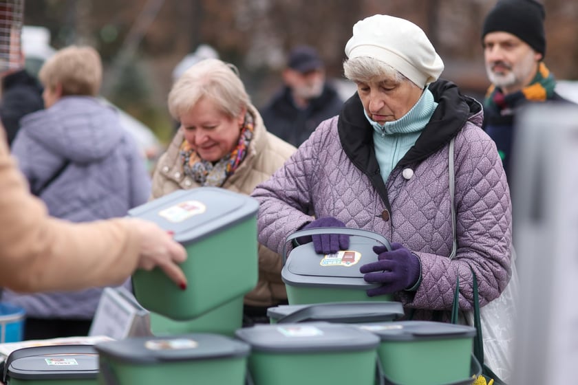 Akcja rozdawania pojemnik&oacute;w na bioodapdy na Targowisku Jemiołowa