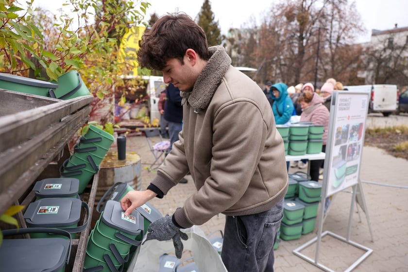 Akcja rozdawania pojemnik&oacute;w na bioodapdy na Targowisku Jemiołowa