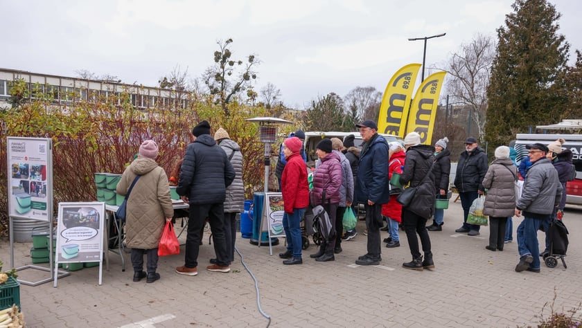 Akcja rozdawania pojemnik&oacute;w na bioodapdy na Targowisku Jemiołowa