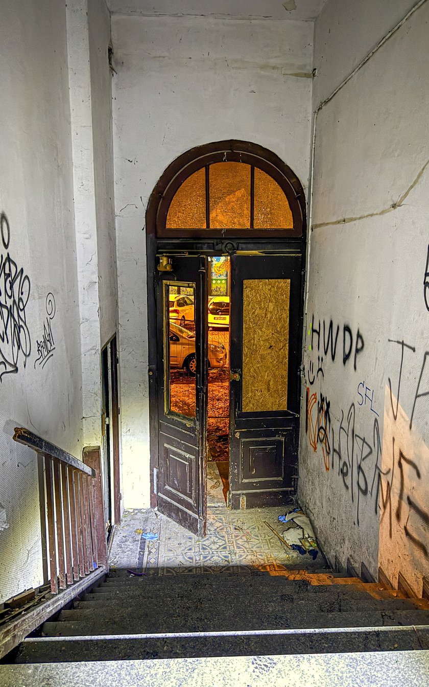 Miejsca, w kt&oacute;rych śpią osoby w kryzysie bezdomności to między innymi takie pustostany. Choć są zabezpieczone, ludzie zawsze znajdą spos&oacute;b, by się do nich dostać.