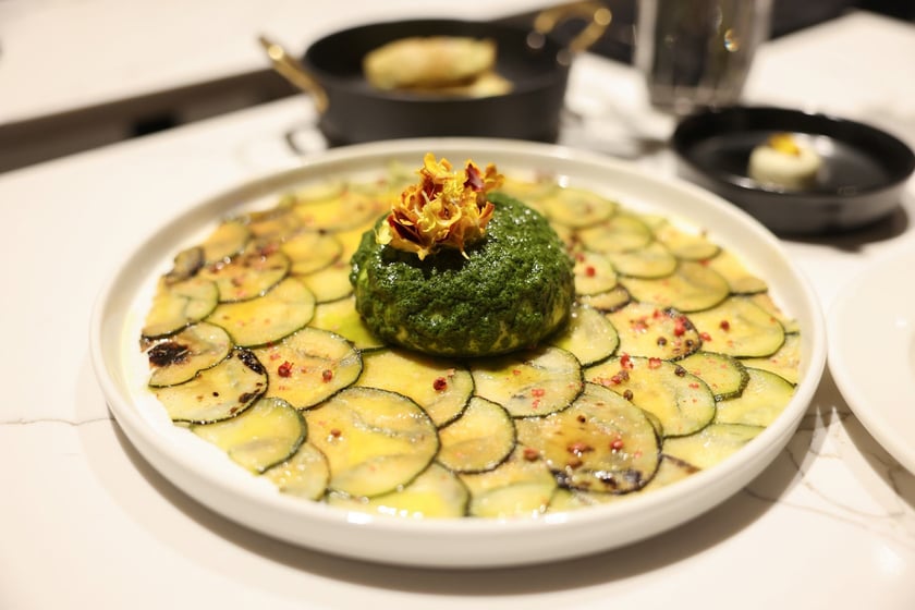 kabaczek z grilla, burrata, pesto bazyliowe, mi&oacute;d, świeżo mielony pieprz r&oacute;żowy, smagliczka