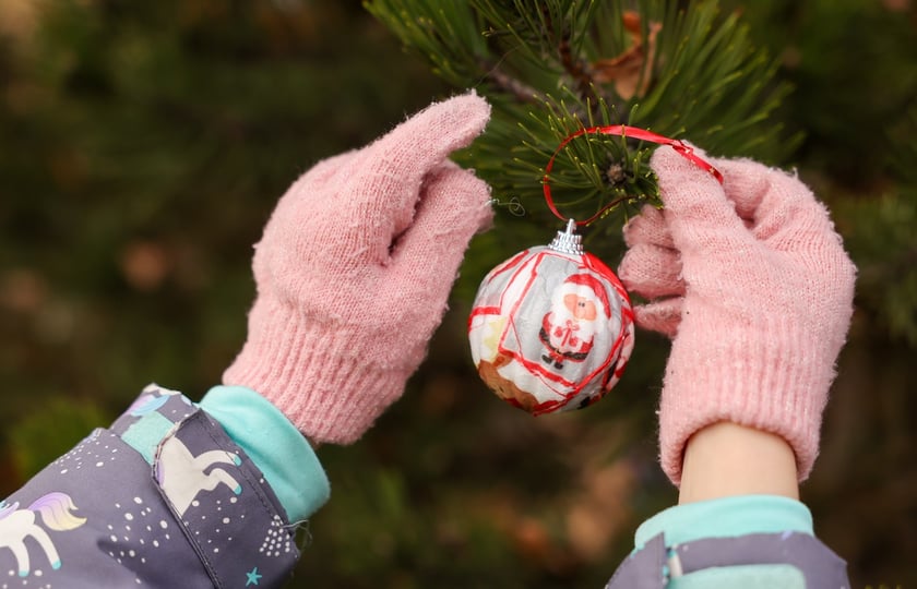 Dzieci z Przedszkola nr 17 na wrocławskim Zakrzowie ubrały choinkę w Parku Jedności - 18.12.2024