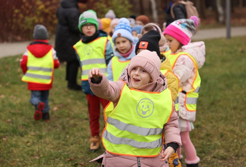 Dzieci z Przedszkola nr 17 na wrocławskim Zakrzowie ubrały choinkę w Parku Jedności - 18.12.2024