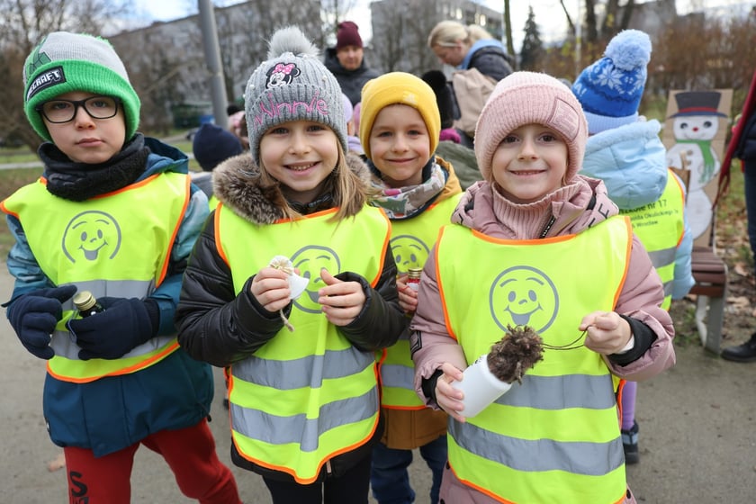 Dzieci z Przedszkola nr 17 na wrocławskim Zakrzowie ubrały choinkę w Parku Jedności - 18.12.2024