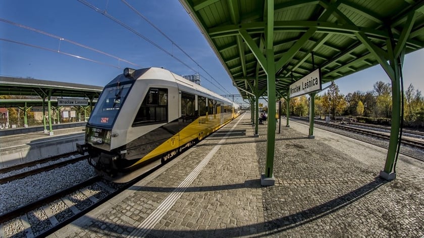 Pociąg na stacji Wrocław Leśnica