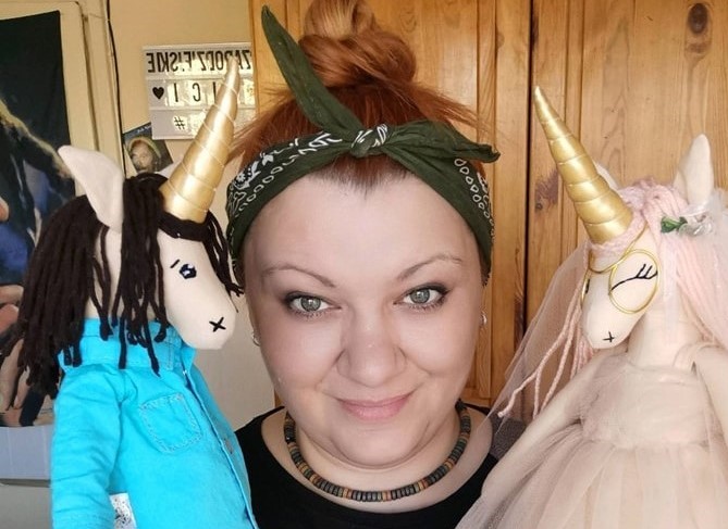 Sylwia Wojtanowska z uszytymi przez siebie maskotkami