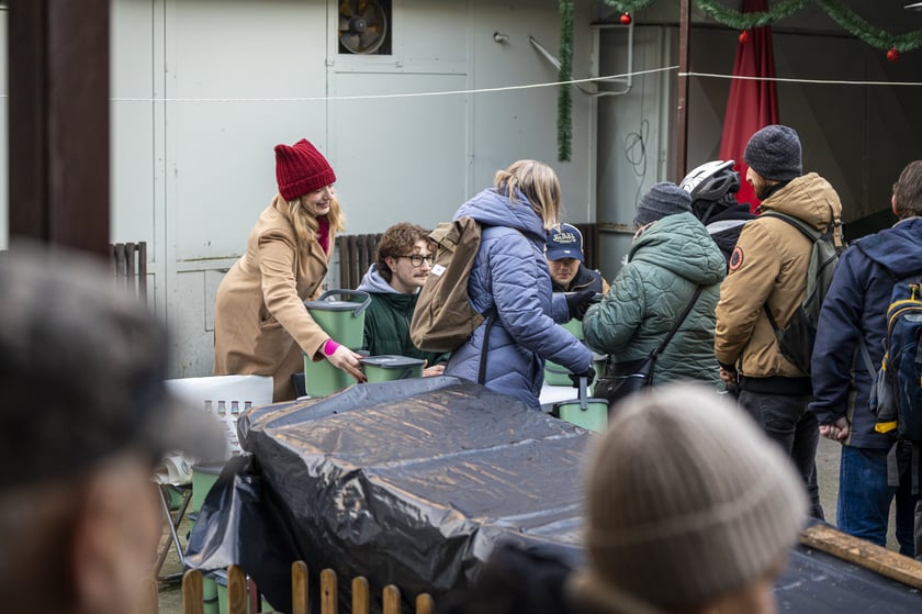 Akcja rozdawaniu kubłów na bioodpady - Targowisko ul. Ptasia 21.12.2024