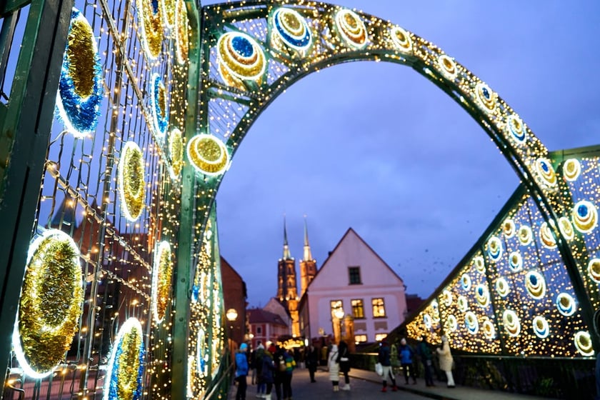 Świąteczne iluminacje we Wrocławiu. Most Tumski