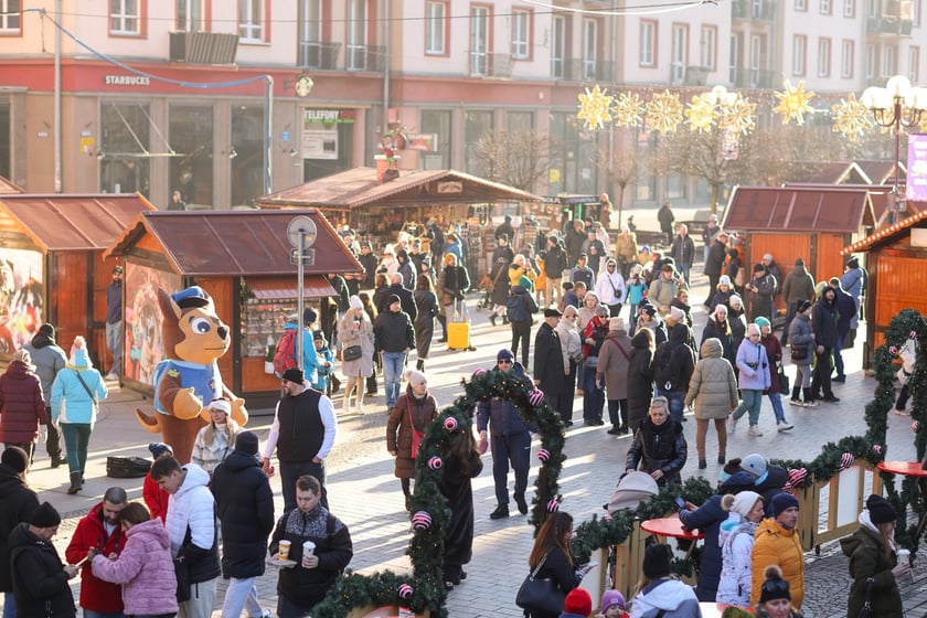 Jarmark Bożonarodzeniowy we Wrocławiu. Spacerowiecze w drugi dzień świąt Bożego Narodzenia