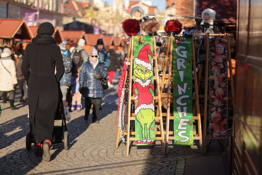 Jarmark Bożonarodzeniowy we Wrocławiu. Spacerowiecze w drugi dzień świąt Bożego Narodzenia