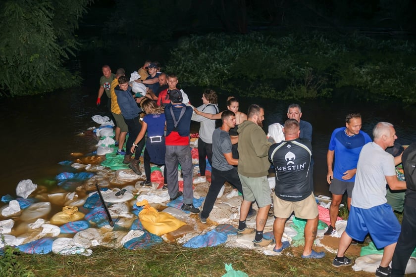 Pow&oacute;dź we Wrocławiu. Nocna walka z wylewającą Bystrzycą