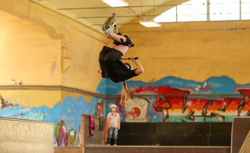 MC Scoot dżem, czyli latanie na hulajnogach, zawody na skateparku przy ul. Legnickiej