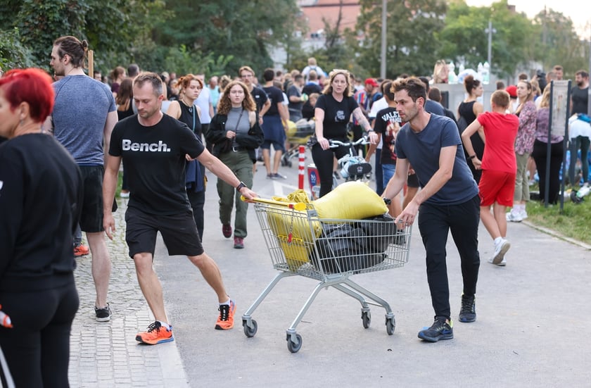 Pow&oacute;dź we Wrocławiu, układanie work&oacute;w przy Żabiej Ścieżce&nbsp;