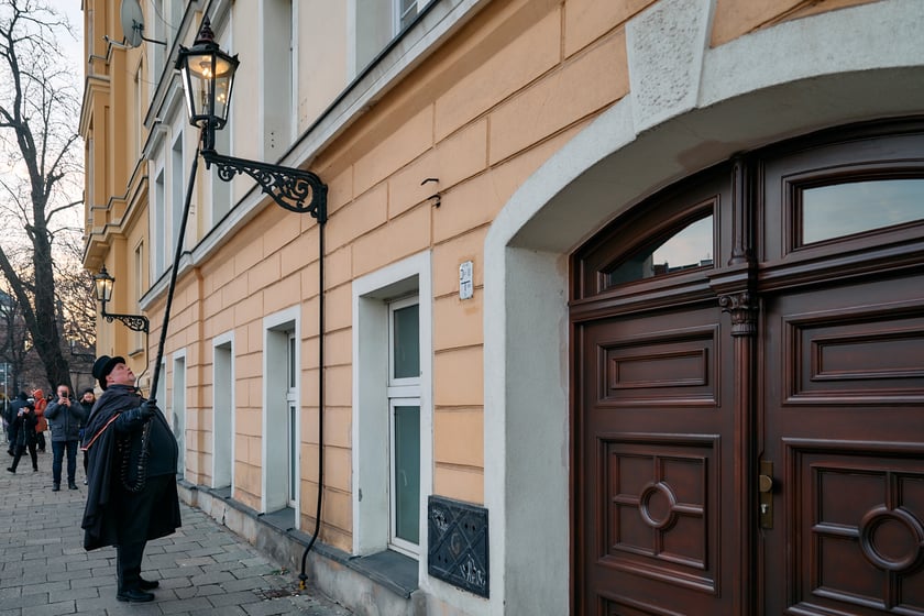 Wrocławski latarnik zapala latarnie gazowe na Ostrowie Tumskim - grudzień 2024