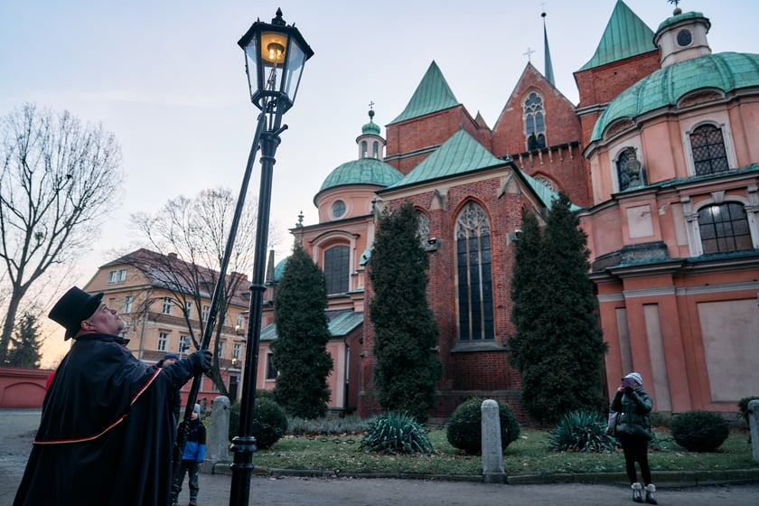 Wrocławski latarnik zapala latarnie gazowe na Ostrowie Tumskim - grudzień 2024