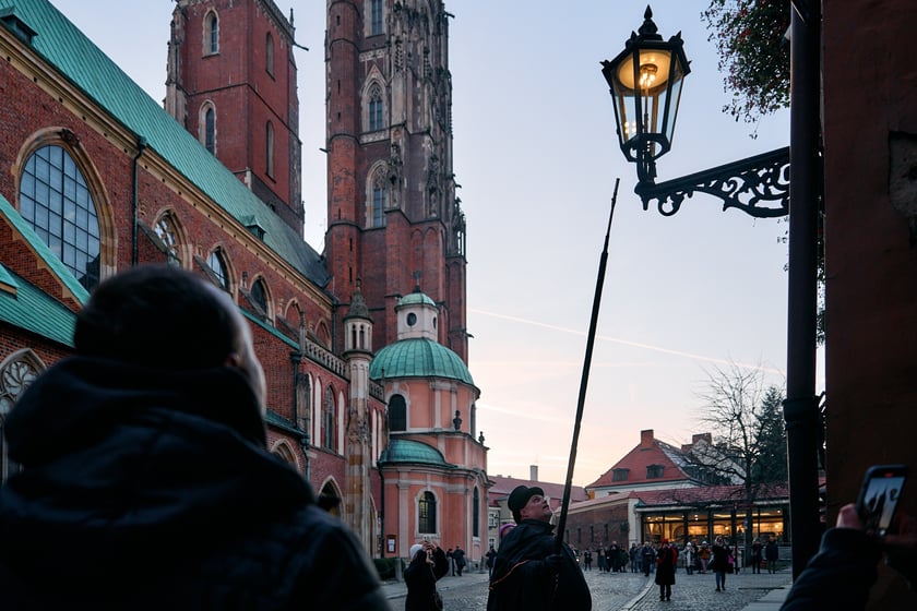 Wrocławski latarnik zapala latarnie gazowe na Ostrowie Tumskim - grudzień 2024