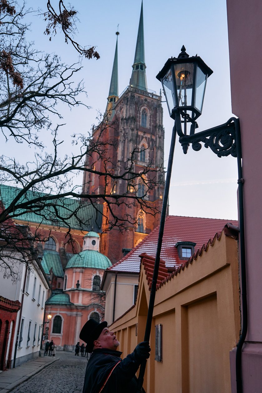 Wrocławski latarnik zapala latarnie gazowe na Ostrowie Tumskim - grudzień 2024